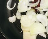 親子丼●材料=鶏肉・玉ネギ・卵作り方1写真