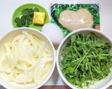 サラダチキンと豆苗と玉ネギと卵のみそ汁作り方1写真