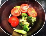 にんにく香るトマトとブロッコリーの味噌汁作り方3写真