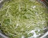 レンジで簡単！豆苗とサラダチキンのサラダ作り方1写真