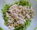 レンジで簡単！豆苗とサラダチキンのサラダ作り方3写真