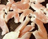 市販サラダ●鶏肉のはちみつ梅肉ソテー盛り作り方1写真
