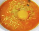 辛ラーメン、卵&キャベツをOn！作り方3写真