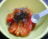 簡単！トマトの塩昆布和え　ピリ辛胡麻風味作り方2写真