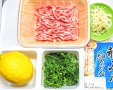 豚ひき肉とパクチーでエスニック風うどん作り方1写真