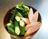 空芯菜とオクラ、魚肉ソーセージの味噌汁作り方1写真