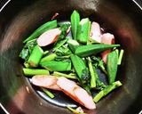 空芯菜とオクラ、魚肉ソーセージの味噌汁作り方3写真