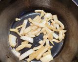 カレー風！甘とうがらしとしめじの味噌汁作り方3写真
