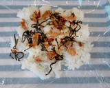 日本の旨みが凝縮、梅おかか塩昆布おにぎり作り方2写真