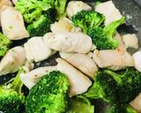 冷凍ブロッコリーと鶏肉の炒めもの作り方2写真