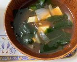 給食☆わかめと玉ねぎと豆腐のみそ汁作り方3写真