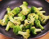 鶏肉とブロッコリーのうま塩ガーリック炒め作り方4写真