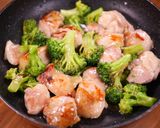 鶏肉とブロッコリーのうま塩ガーリック炒め作り方6写真