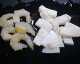 簡単！オクラとイカのエビチリ炒め作り方1写真