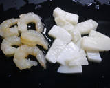 簡単！オクラとイカのエビチリ炒め作り方1写真
