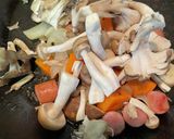 【簡単副菜】シャウエッセンときのこ炒め作り方4写真