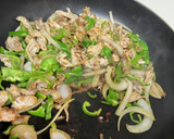 簡単♫豚肉とピーマンと玉ねぎの味噌炒め作り方10写真