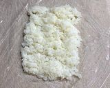 おにぎりの具材を真ん中に握る裏技!?作り方1写真