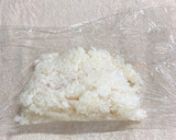 おにぎりの具材を真ん中に握る裏技！？作り方4写真