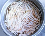 豚ニラもやしの赤味噌鍋作り方1写真