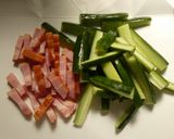 キュウリとベーコンのにんにく塩炒め作り方1写真