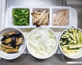 サラダチキンと夏野菜のビネガー蒸し作り方1写真