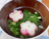 出汁が決めて!!小松菜とお麩のお吸い物作り方3写真
