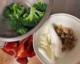 鶏肉とくるみの彩り中華炒め作り方2写真
