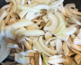 キノコでカサ増し！豚こまの生姜焼き作り方3写真