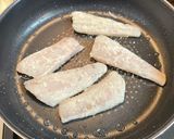 カレイのムニエル　きのこ入りトマトソース作り方3写真