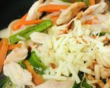 キムチ鍋の素活用●鶏肉のキムチーズ炒め作り方3写真