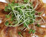 餃子にカイワレ大根のトッピング作り方3写真