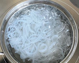 豚こまとしらたきのオイマヨ炒め作り方1写真