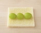 れん乳とぶどうのロールサンド作り方1写真