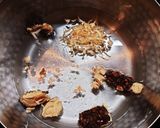 花ニラと鶏肉の具だくさん味噌汁作り方2写真