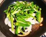 ピーマンと玉ねぎの梅肉炒め作り方3写真