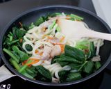 小松菜と豚肉の焼うどん。味付け簡単♪作り方3写真
