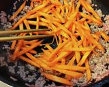 唐辛子味噌でレンコンにんじん炒め。作り方2写真