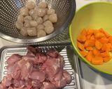 鶏ももと人参とこんにゃくの煮物作り方1写真