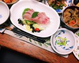 地元産のイサキのお造りにカットミニトマト作り方2写真