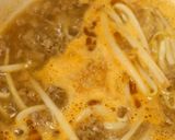 卵入り♫ひき肉ともやしのピリ辛スープ作り方3写真