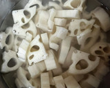 ★れんこんとさつまいもと鶏肉の甘辛炒め★作り方1写真