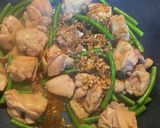 鶏もも肉とニンニクの芽の炒め物作り方5写真