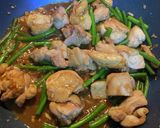 鶏もも肉とニンニクの芽の炒め物作り方7写真