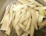 豚肉と玉ねぎとごぼうと里芋の煮物作り方1写真