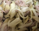 豚肉と玉ねぎとごぼうと里芋の煮物作り方3写真