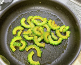 ゴーヤと卵炒め♪アサリの蒸し焼きのせ作り方3写真