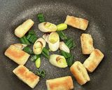 簡単☆カリカリ油揚げと焼き白葱のお味噌汁作り方3写真