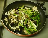 鶏むね肉マイタケ・ナスの炒め物・ワンパン作り方2写真