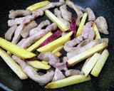 すぐできる！さつまいもと豚肉の甘辛炒め作り方3写真